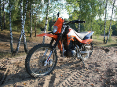 Катание на кроссовом мотоцикле