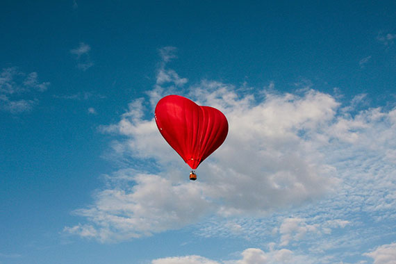 Полет на воздушном шаре в форме сердца